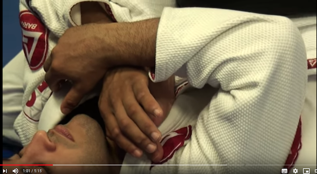 2019-09-15-Armbar-from-mount02 - collar de banda contraria a ma de dalt de uke