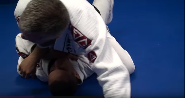 2019-09-15-Armbar-from-mount04 - apoyam ma enterra i ens feim cap amunt