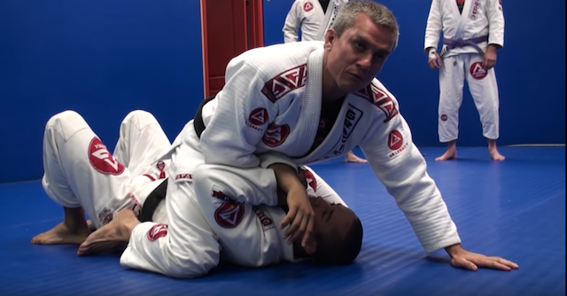 2019-09-15-Armbar-from-mount06 - genoll esquerra a orella