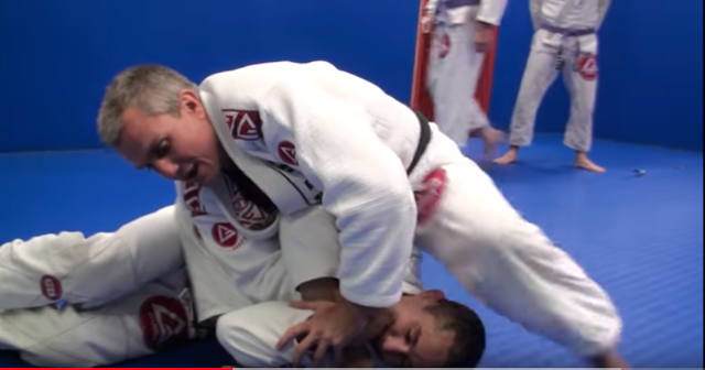 2019-09-15-Armbar-from-mount10 - mos apoyam amb uke per passar s altra cama