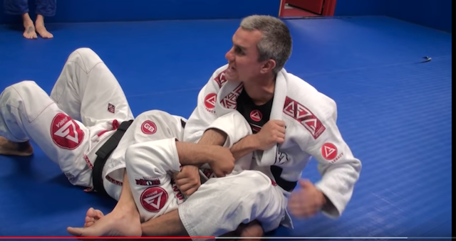 2019-09-15-Armbar-from-mount12 - passam peu de la cara per baix