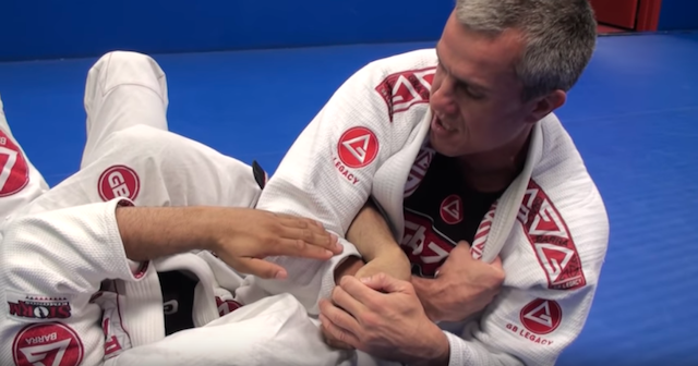 2019-09-15-Armbar-from-mount17 - Estiram cap amunt, fent palanca sobre canell