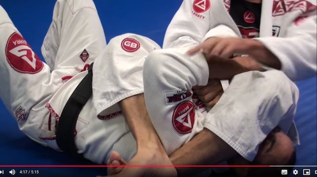 2019-09-15-Armbar-from-mount20 - detall de com dur es peus cap endins per controlar hombre o de uke